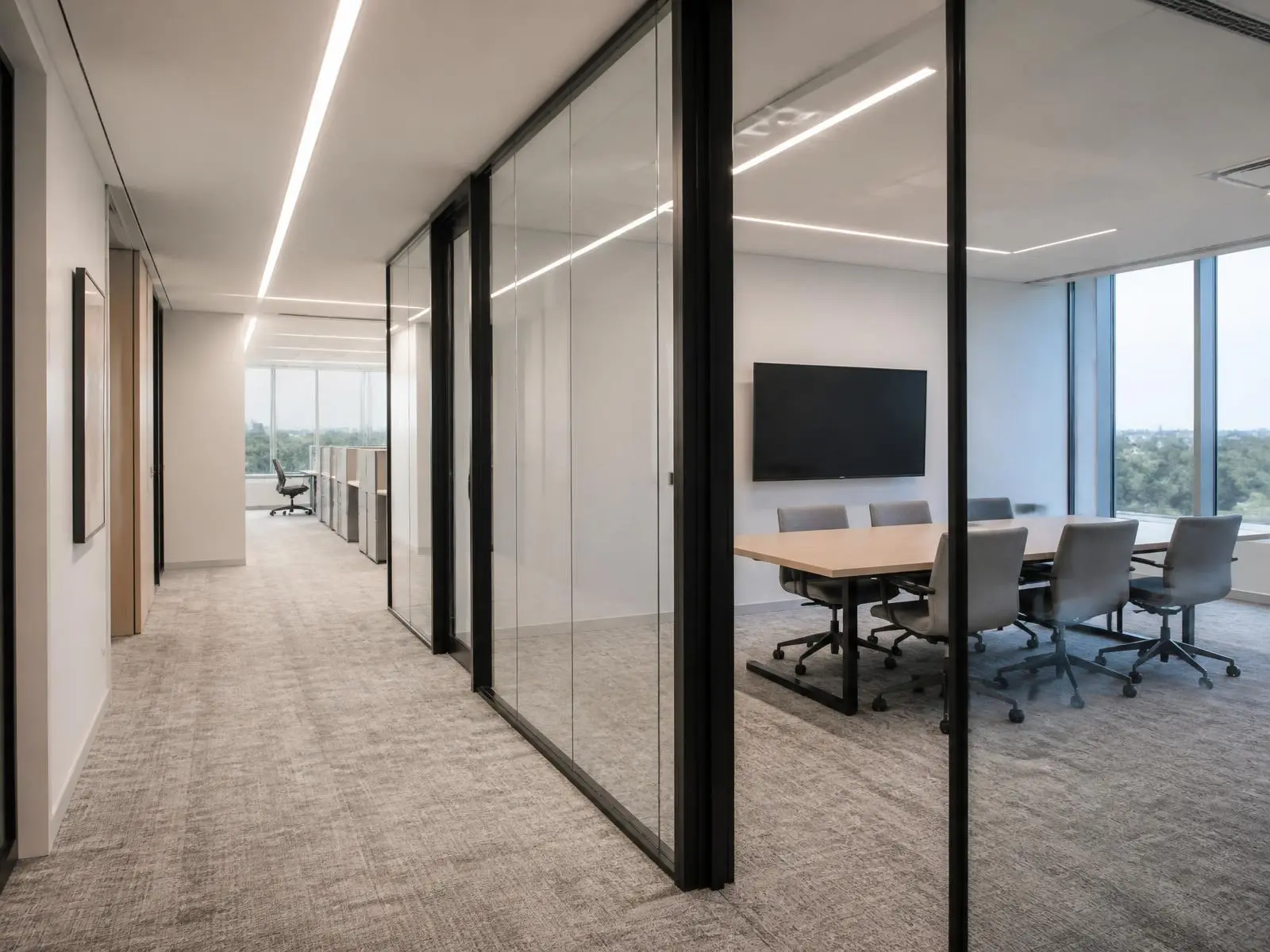 Oficinas corporativas acondicionadas, con tabiques vidriados e iluminación lineal