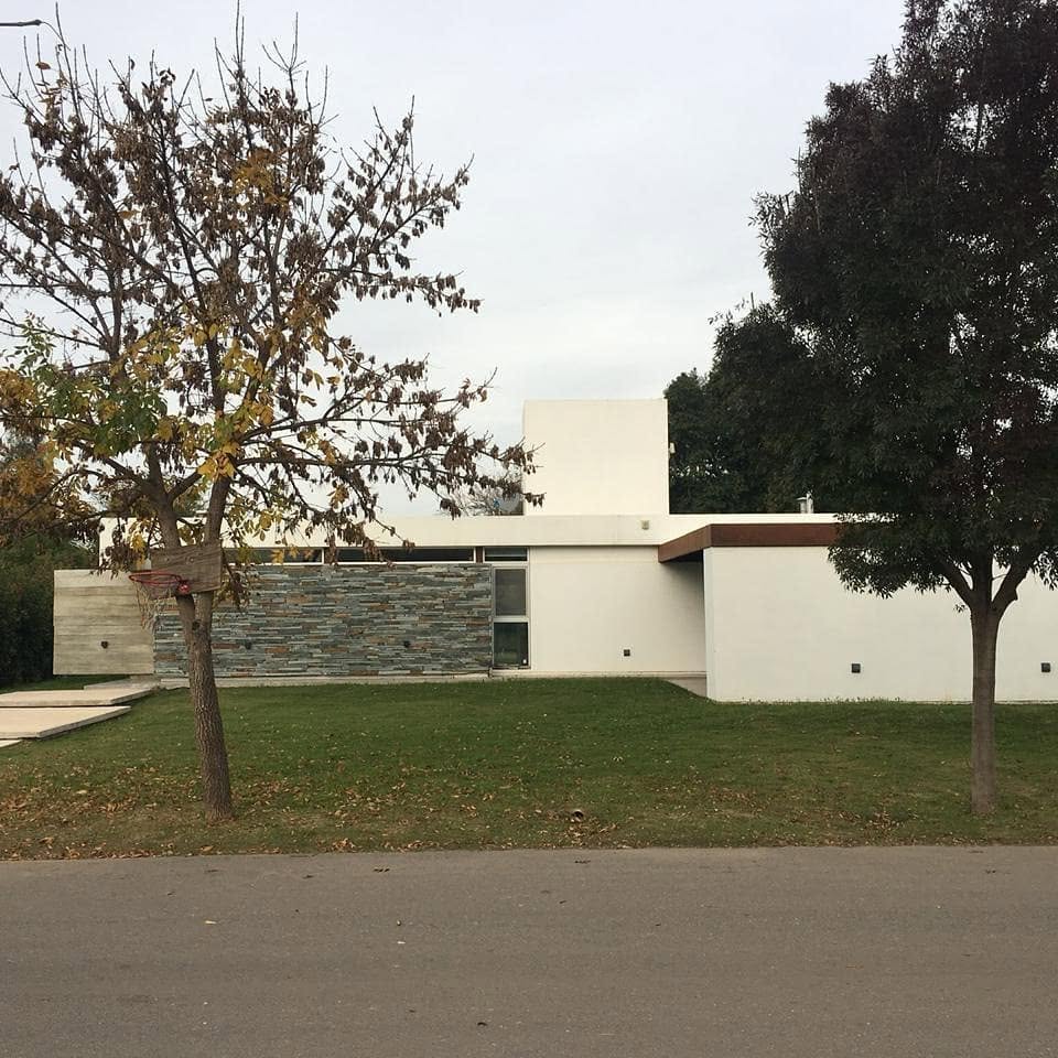 Vista frontal de la vivienda Piedras Blancas desde la calle