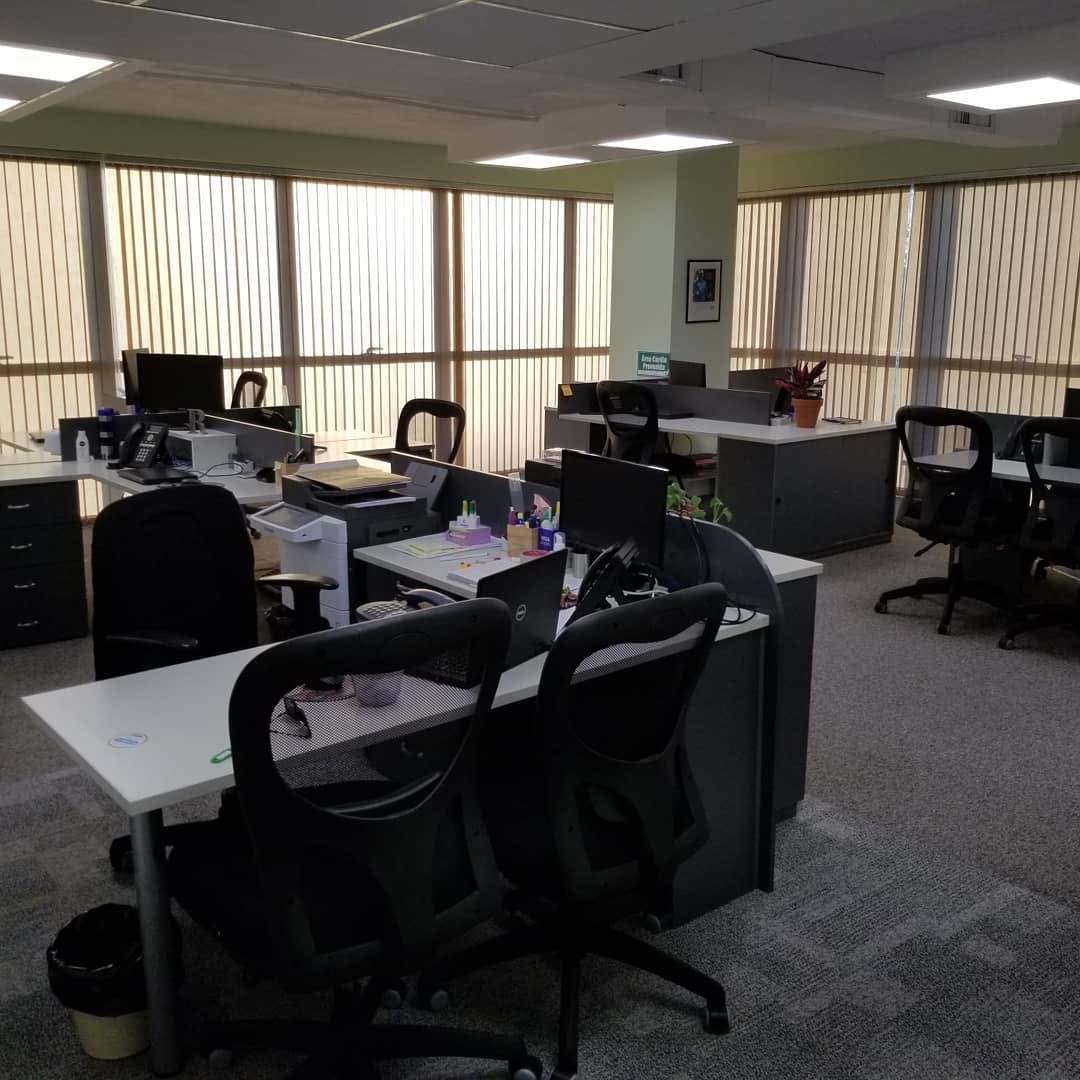 Área de trabajo con puestos operativos en las oficinas de Prisma Medios de Pago
